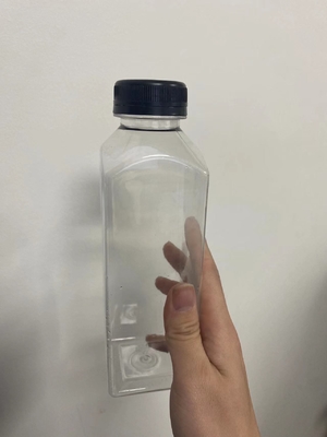 थोक 250ml 350ml 500ml प्लास्टिक जूस की बोतल एक बार इस्तेमाल करने योग्य पालतू जानवर प्लास्टिक वर्ग आकार की बोतल