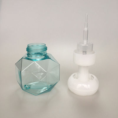 स्क्रीन प्रिंटिंग फोम पंप बोतल स्किनकेयर उत्पादों के लिए उपयुक्त है जिसमें सिल्क प्रिंट लोगो विकल्प और स्टाइलिश पैकेजिंग प्रदान की जाती है