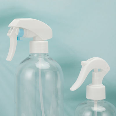 त्वचा देखभाल और सौंदर्य उत्पाद पैकेजिंग के लिए उपयुक्त लेबलिंग सतह हैंडलिंग के साथ गोल स्पष्ट प्लास्टिक लोशन की बोतलें