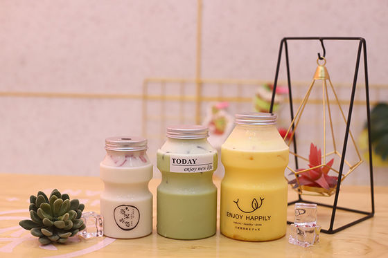 प्लास्टिक सामग्री में 250 मिलीलीटर की क्षमता वाली मध्यम आकार की दूध चाय की बोतलें