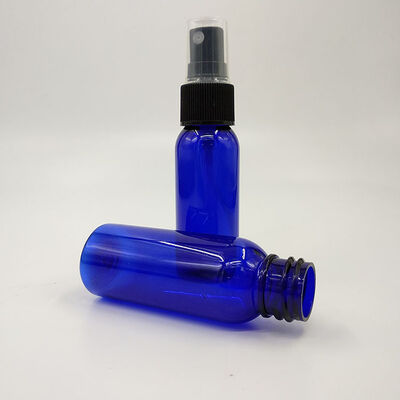 क्लासिक ब्लैक पीईटी प्लास्टिक स्प्रे बोतल चिकनी सतह पारदर्शी एम्बर ग्रीन रंग तरल पदार्थ वितरण समाधान के लिए डिज़ाइन किया गया