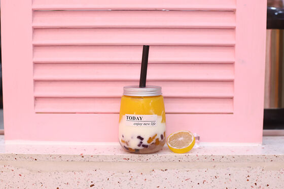 आधुनिक मिल्क टी बोतलें साफ़ पेंच-ऑन ढक्कन टिकाऊ पुन: प्रयोज्य प्लास्टिक कंटेनर पेय पैकेजिंग और भंडारण के लिए आदर्श