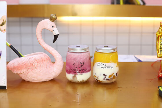 आधुनिक मिल्क टी बोतलें साफ़ पेंच-ऑन ढक्कन टिकाऊ पुन: प्रयोज्य प्लास्टिक कंटेनर पेय पैकेजिंग और भंडारण के लिए आदर्श