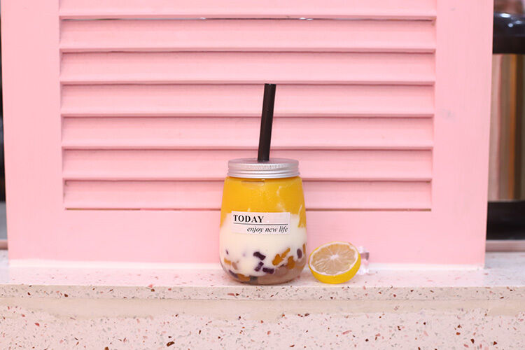 आधुनिक मिल्क टी बोतलें साफ़ पेंच-ऑन ढक्कन टिकाऊ पुन: प्रयोज्य प्लास्टिक कंटेनर पेय पैकेजिंग और भंडारण के लिए आदर्श