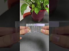 आंखों के लिए क्रीम या होंठों के लिए बाम कॉस्मेटिक के लिए टोपी के साथ स्पष्ट प्लास्टिक जार